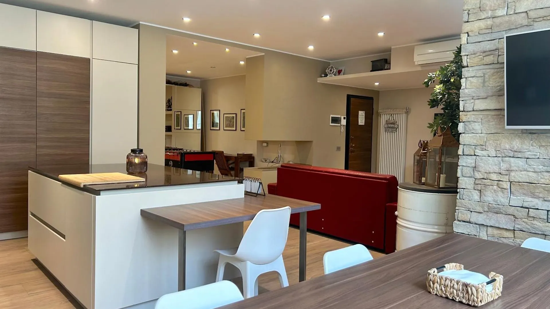 R39 Elegant Apartment With Private Parking Milan