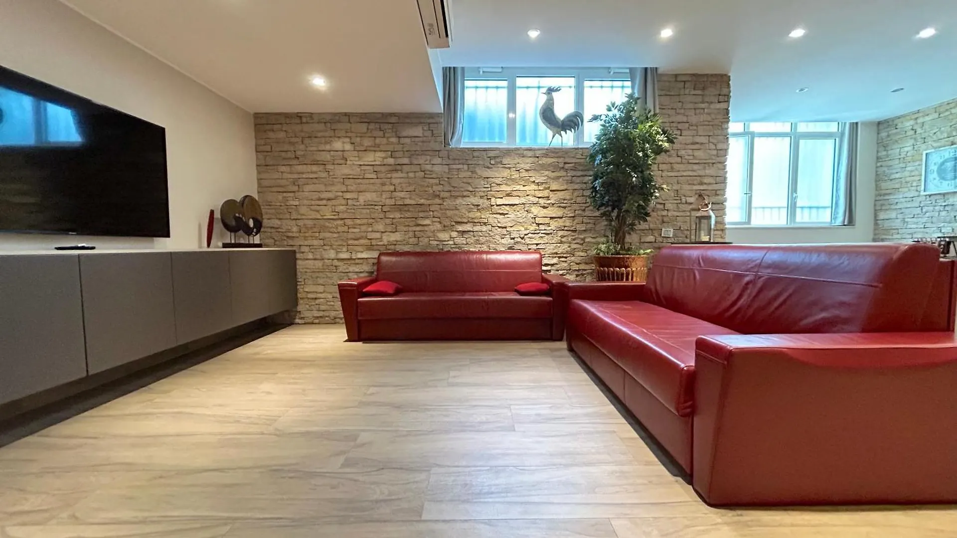 R39 Elegant Apartment With Private Parking Milan