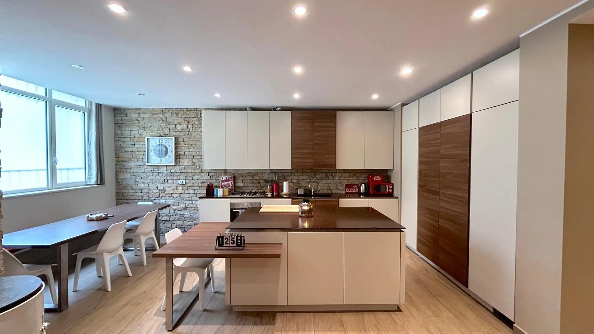 R39 Elegant Apartment With Private Parking Milan
